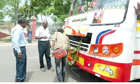 அதிவேகமாக சென்ற தனியார் பஸ்களுக்கு அதிகாரிகள் எச்சரிக்கை