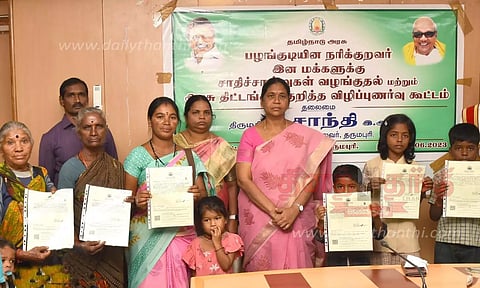 செம்மாண்டகுப்பம் கிராமத்தில் வசிக்கும் நரிக்குறவர் இன மக்களுக்கு சாதி சான்றிதழ்