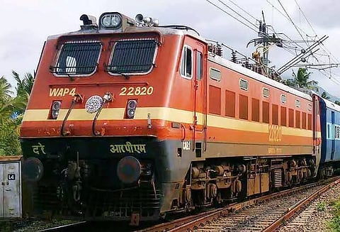 தாமதமாக வந்த மன்னை எக்ஸ்பிரஸ் ரெயில்