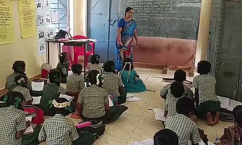 இ-சேவை மையத்தில் செயல்படும் அரசு பள்ளி