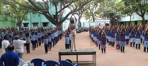 மாணவர்களுக்கு யோகா பயிற்சி