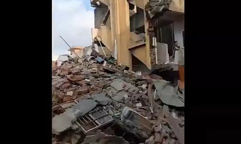 குஜராத்தில் 3 மாடி கட்டிடம் இடிந்து விழுந்ததில் ஒரு குழந்தை உட்பட 4 பேர் பலி