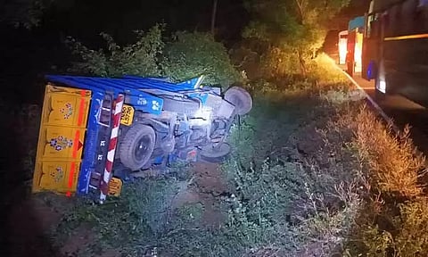 ஓடும் லாரியில் இருந்து மரக்கட்டைகள் சரிந்து வேன் மீது விழுந்தன