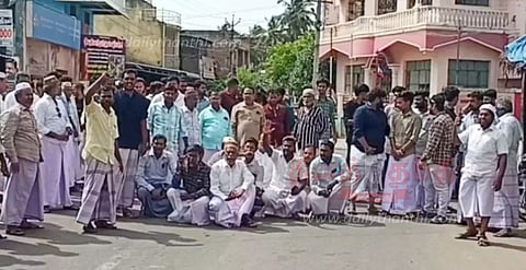 வேகத்தடை அமைக்கக்கோரி கிராம மக்கள் சாலைமறியல்