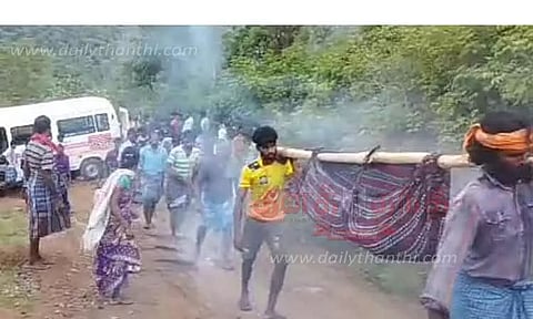 சாலை இல்லாததால் பெண்ணின் உடலை டோலியில் சுமந்து சென்ற உறவினர்கள்