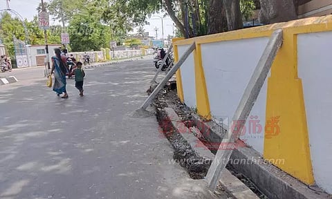 இடிந்து விழும் நிலையில் அரசுப்பள்ளி சுற்றுச்சுவர்