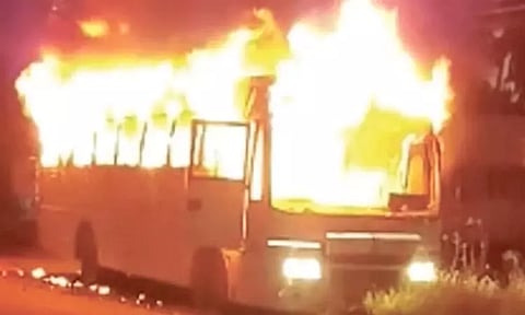 வங்காளதேசத்தில் பஸ்சில் சிலிண்டர் வெடித்து 7 பயணிகள் உடல் கருகி சாவு