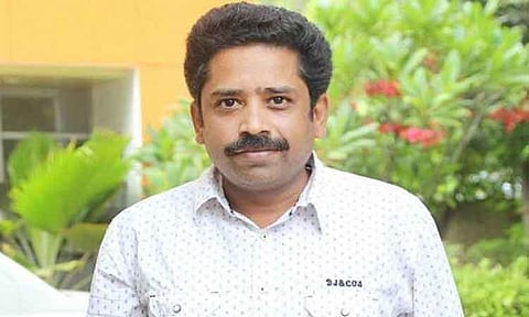 'சாதி பெயர் கொண்ட பாடல்களை ஒலிபரப்ப தடை விதிக்க வேண்டும்' - முதல்-அமைச்சருக்கு இயக்குனர் சீனு ராமசாமி வேண்டுகோள்