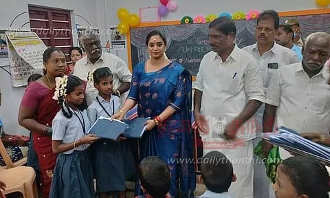 அரசு பள்ளி மாணவர்களுக்கு இலவச சீருடை