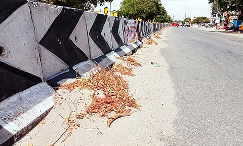 சாலையில் தேங்கியுள்ள மண் குவியலால் வாகன ஓட்டிகள் அவதி