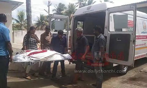 தற்கொலை செய்தவரின் உடலுக்கு சொந்த வீட்டில் இறுதி சடங்கு