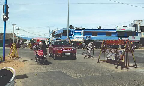 பாதுகாப்பற்ற நிலையில் சாலையை கடக்கும் வாகன ஓட்டிகள்