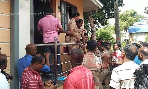 வீட்டுக்குள் தாய், குழந்தைகளை வைத்து பூட்டி 'சீல்' வைத்த நிதிநிறுவன அதிகாரிகள்