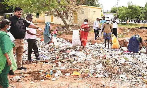 நெகிழி கழிவுகளை அகற்றும் பணி