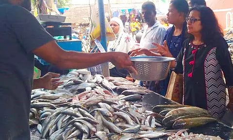 மீன்கள் விலை குறையாததால் பொதுமக்கள் ஏமாற்றம்