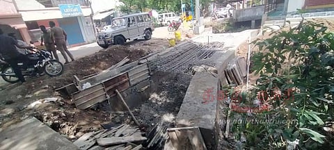 வடிகால் வாய்க்கால் பாலத்தின் கான்கிரீட் தளம் இடிந்து விழுந்தது