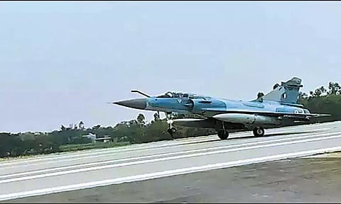 நெடுஞ்சாலையில் இறங்கி ஏறிய விமானப்படை போர் விமானங்கள்