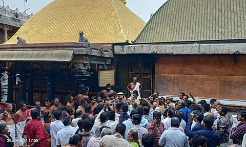 சிதம்பரம் நடராஜர் கோவில் கனகசபையில் ஏறி தரிசனம் செய்ய பக்தர்களுக்கு அனுமதி மறுத்து வைக்கப்பட்ட பதாகை