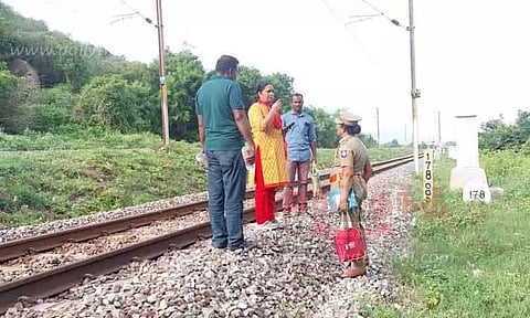 தண்டவாளத்தில் வைக்கப்பட்ட கான்கிரீட் கல் மீது காவேரி எக்ஸ்பிரஸ் ரெயில் மோதல்