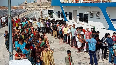 கன்னியாகுமரியில் குவிந்த சுற்றுலா பயணிகள்