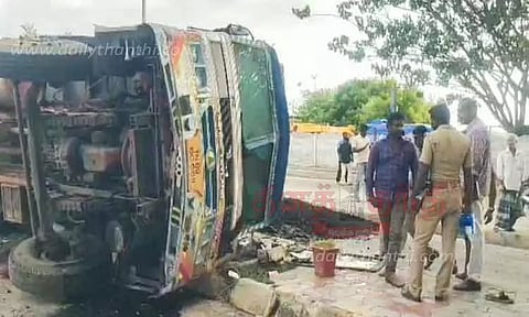 கார் மீது மோதிய லாரி கவிழ்ந்தது