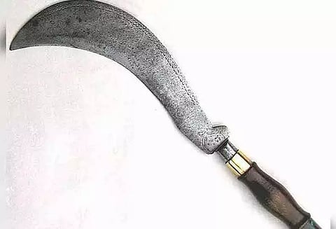 மீனவருக்கு அரிவாள் வெட்டு; 4 பேர் கைது
