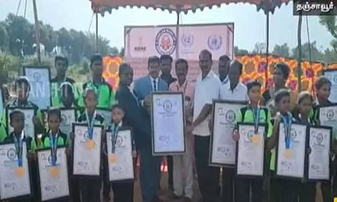 தஞ்சாவூரில் மாணவர்கள் கண்களை கட்டிக் கொண்டு 2 மணி நேரம் சிலம்பம் சுற்றி சாதனை