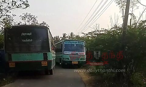 குறுகலான சாலையின் இருபுறமும் கருவேல மரங்கள்