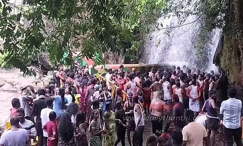 பாபநாசம் அகஸ்தியர் அருவியில் குவிந்த சுற்றுலா பயணிகள்