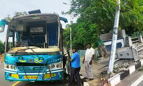 சென்னை தலைமைச்செயலகம் அருகே தனியார் பஸ் விபத்து: ஓட்டுனருக்கு காயம்