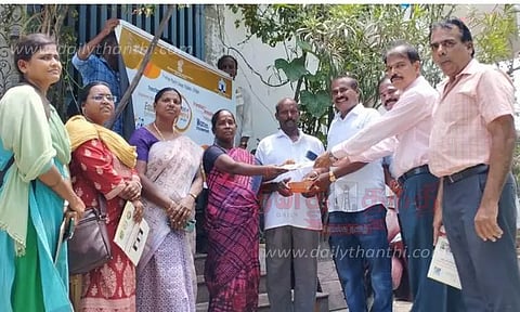 பயனாளிகளுக்கு விழிப்புணர்வு கையேடு