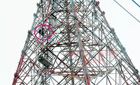 நாமக்கல்லில் பரபரப்பு:செல்போன் கோபுரத்தில் ஏறி வாலிபர் தற்கொலை மிரட்டல்