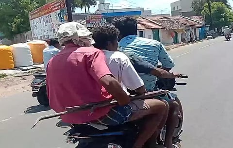 ராசிபுரத்தில்ஒரே மோட்டார் சைக்கிளில் 4 பேர் ஆபத்தான பயணம்