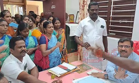 வட்டார வளர்ச்சி அலுவலகத்தை பெண் ஊழியர்கள் முற்றுகை