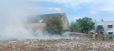 தேங்கி கிடந்த குப்பைகளில் தீப்பிடித்து புகைமூட்டம்