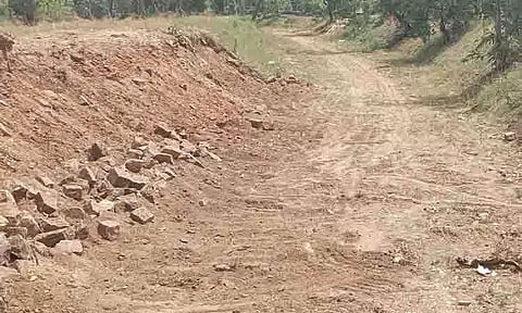 வறண்டு கிடக்கும் பழைய கட்டளை மேட்டு வாய்க்கால்