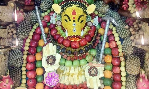 கனி அலங்காரத்தில் வராகி அம்மன்