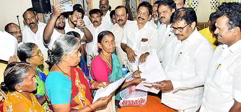 பொதுமக்களிடம் குறைகளை கேட்டறிந்த திருநாவுக்கரசர் எம்.பி.