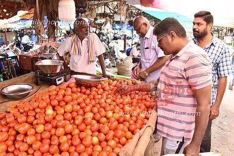 ஒரே நாளில் ரூ.30 உயர்ந்தது- ஈரோட்டில் ஒரு கிலோ தக்காளி ரூ.100-க்கு விற்பனை; இல்லத்தரசிகள் அதிர்ச்சி