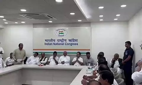 கார்கே, ராகுல் காந்தி முன்னிலையில் சந்திரசேகர் ராவ் கட்சி நிர்வாகிகள் 35 பேர் காங்கிரசில் இணைந்தனர்