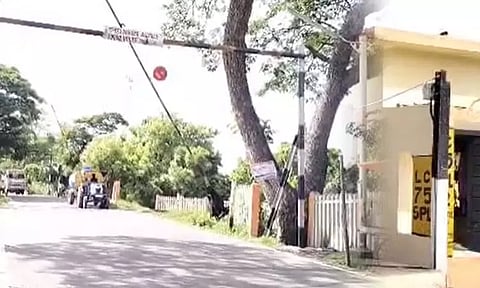 ரெயில்வே கேட்டை பூட்டிவிட்டு அறையில் குரட்டை விட்டு தூங்கிய கேட் கீப்பர்! கோபமடைந்து தட்டி எழுப்பிய பொதுமக்கள்