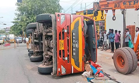 வியாசர்பாடியில் இரும்பு தகடு ஏற்றிவந்த லாரி சாலையில் கவிழ்ந்து போக்குவரத்து பாதிப்பு