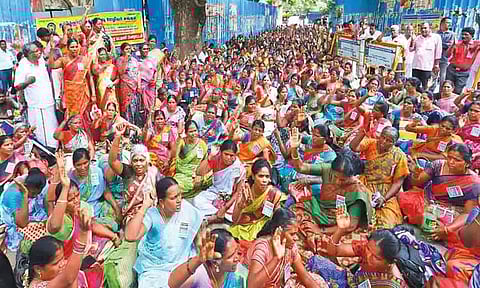 பல்வேறு கோரிக்கைகளை வலியுறுத்தி சென்னையில் சத்துணவு ஊழியர்கள் உண்ணாவிரதப் போராட்டம்