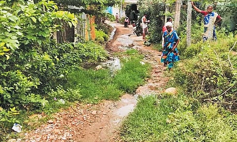 சாலை வசதியின்றி பொதுமக்கள் அவதி