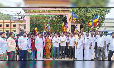 பொன்னேரி அரசு கல்லூரி முன்பு பா.ம.க.வினர் ஆர்ப்பாட்டம்