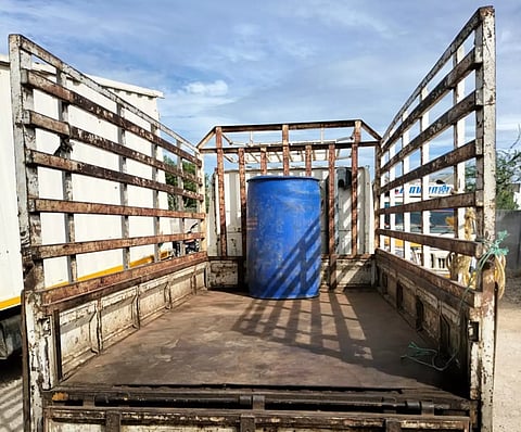 தூத்துக்குடி மீன்பிடி துறைமுகம் பகுதியில் மினி லாரியில் கடத்திய 200 லிட்டர் டீசல் பறிமுதல்