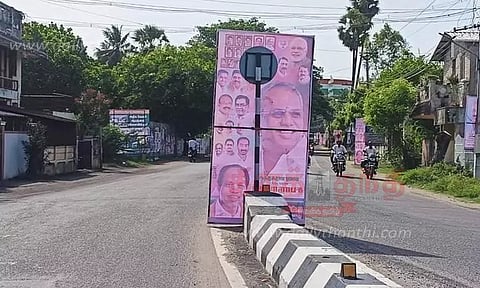 சாலையின் நடுவே வைக்கப்படும் பேனர்களால் விபத்து