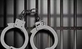 அரசு பஸ் டிரைவர், கண்டக்டர் மீது தாக்குதல் நடத்திய பெண் உள்பட 2 பேர் கைது