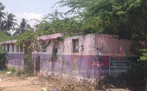 புதர்மண்டி கிடக்கும் சுகாதார வளாக கட்டிடம்