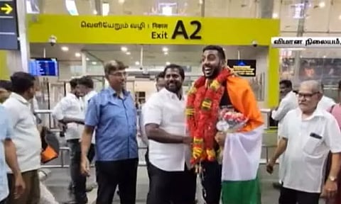 ஐரோப்பிய பளு தூக்குதல் போட்டியில் தங்க பதக்கம் பெற்று சென்னை திரும்பிய மாணவருக்கு உற்சாக வரவேற்பு